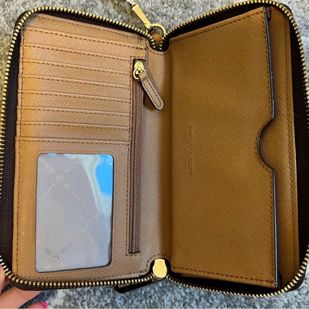 Like New Michael Kors signature full zip wallet/wristlet 🤎💛